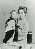 明治33年頃に写された鏡子と筆子の写真。英国留学中の漱石が大切に部屋に飾っていたのも、こうした写真だった。神奈川近代文学館所蔵