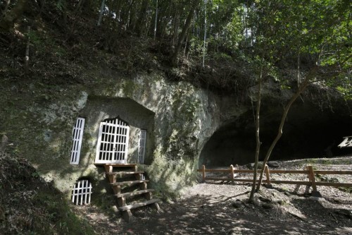 武家屋敷が並び立つ殿町の谷間にある「切支丹洞窟礼拝堂跡」。ドーム状の祭壇になっているのが特徴で、司祭が生活していたとされる洞窟跡も隣接します。
