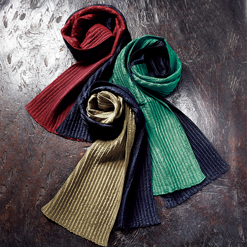 写真上から濃紺×赤、濃紺×緑、濃紺×黄金 製造元の財木は昭和６年創業。伝統の技法を活かしながら常に新しい織物に挑戦し、使い勝手のよい製品を発表している。