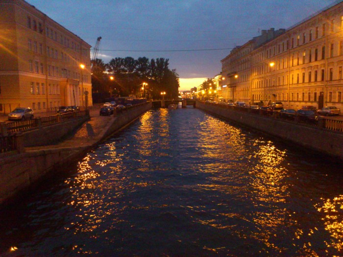 白夜に輝くサンクトペテルブルクの運河。