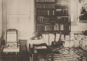 漱石死去の翌年、大正６年に撮影された漱石山房の書斎内部。左手にガスストーブが見える。写真提供／神奈川近代文学館