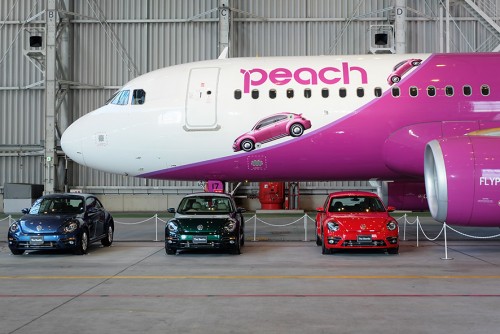 エアバスＡ320型機の前方側面には「＃PinkBeetle」が描かれている。