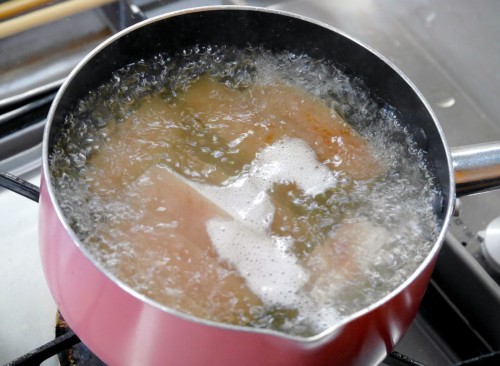 ③：厚手の鍋に３カップのだしと②、泡盛を入れて強火で10分ぐらい煮たあと、砂糖を加えてしばらく煮る。