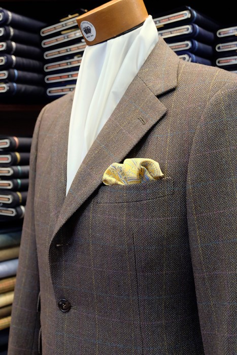 セットアップスタイルのジャケットに、「パフ」という仕方でポケットチーフを挿した例。