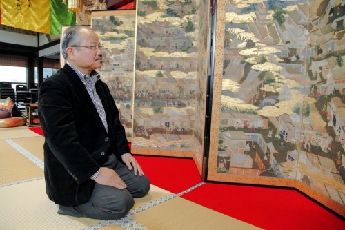 大坂城から脱出したお宝、洛中洛外図屏風に見入る安部龍太郎氏。