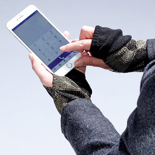 寒風の下、手袋を取らずともそのままスマートフォンのタッチ操作ができる。操作が済んだら先を伸ばしておくと指が隠れて温かい。
