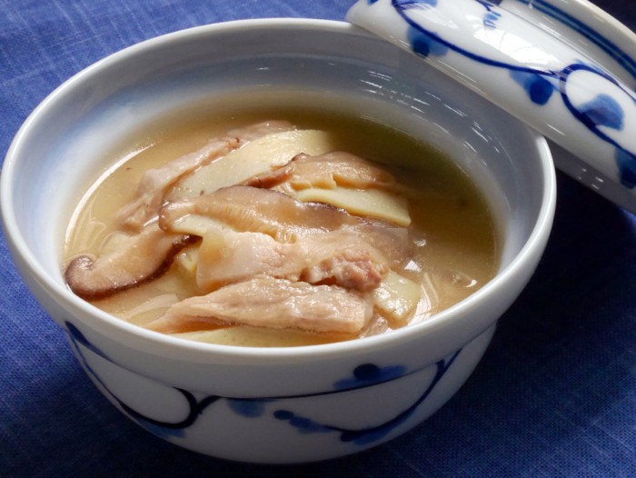 豚肉、椎茸、厚揚げ、かまぼこ、こんにゃくを使った具だくさんの汁物「イナムドゥチ」。白味噌仕立ての濃厚な味わいです。