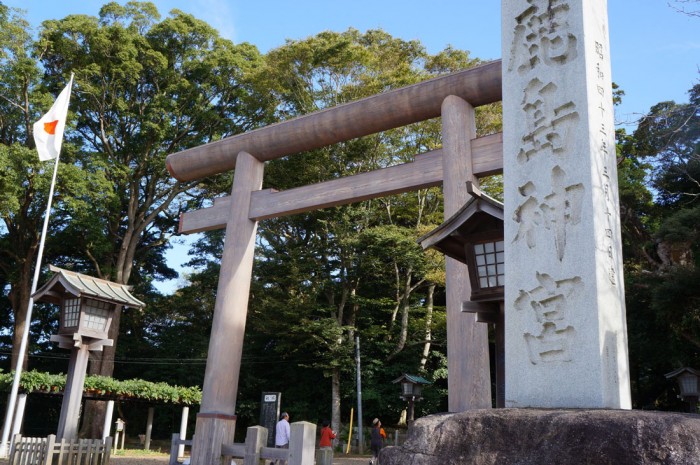 鹿島神宮の大鳥居。平成23年の東日本大震災で倒壊したが、平成26年6月に再建。以前は御影石製だったが、現在は境内の杉で作った木製に。