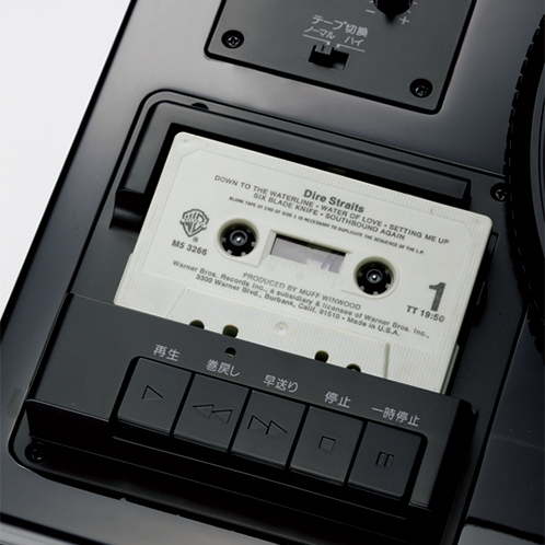カセットテーププレーヤーは再生専用。クロムテープの再生にも対応している。