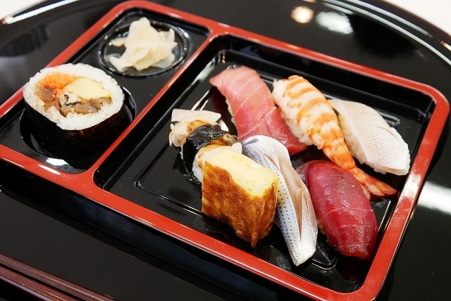 「江戸の食文化と料理サロン」で提供された、東京・大森海岸『松乃鮨』の握りと太巻き寿司。