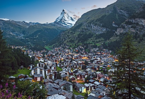 Schweiz. ganz natuerlich. Am Fusse des Matterhorns liegt Zermatt, dessen touristische Entwicklung eng mit dem wohl beruehmtesten Berg der Welt verknuepft ist. Der autofreie Ferienort hat seinen urspruenglichen Charakter erhalten und bietet fast unbegrenzte Ausflugsmoeglichkeiten. Switzerland. get natural. At the foot of the Matterhorn is Zermatt, whose tourist development is closely linked to the most famous mountain in the world. The car-free resort has preserved its original character and offers nearly unlimited possibilities for excursions. Suisse. tout naturellement. Au pied du Cervin est Zermatt, dont le developpement touristique est etroitement liee a la montagne la plus celebre dans le monde. La station sans voiture a conserve son caractere original et offre des possibilites presque illimitees pour les excursions. Copyright by: Switzerland Tourism By-Line: swiss-image.ch/Lorenzo Riva