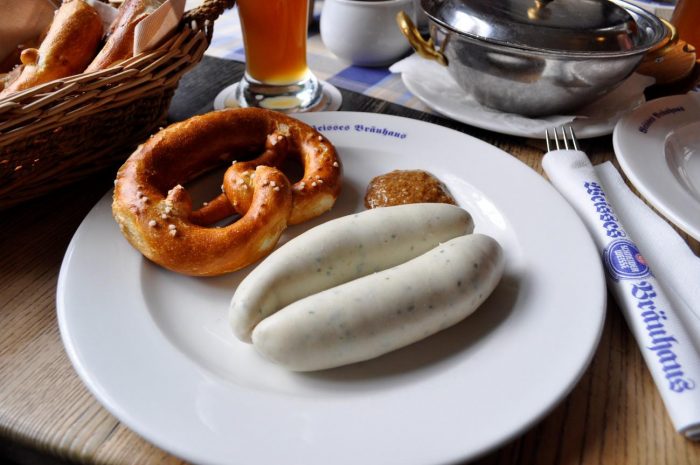 ドイツは 朝 が美味しい ミュンヘンっ子自慢の 白ソーセージ を小麦ビールでいただく幸せ サライ Jp 小学館の雑誌 サライ 公式サイト