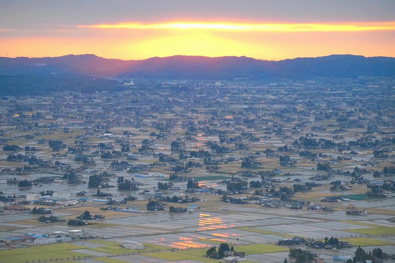 夕暮れ時に幻想的な絶景が見られる砺波平野の散居村（富山県）【にっぽん穴場紀行3】 サライ.jp｜小学館の雑誌『サライ』公式サイト