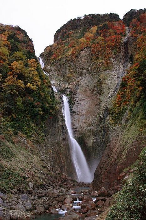 落差日本一の巨大な滝 称名滝 を訪ねてみた 富山県立山町 にっぽん穴場紀行１ サライ Jp 小学館の雑誌 サライ 公式サイト
