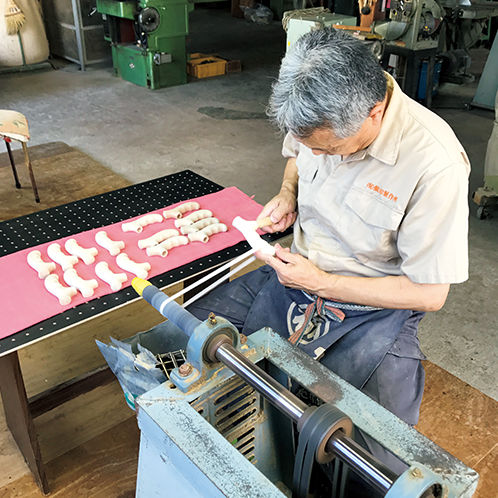 飯田製作所の創業は昭和30年。職人歴60年の飯田敏正さんを中心に自社一貫生産を行なう。修理も受け付けている。