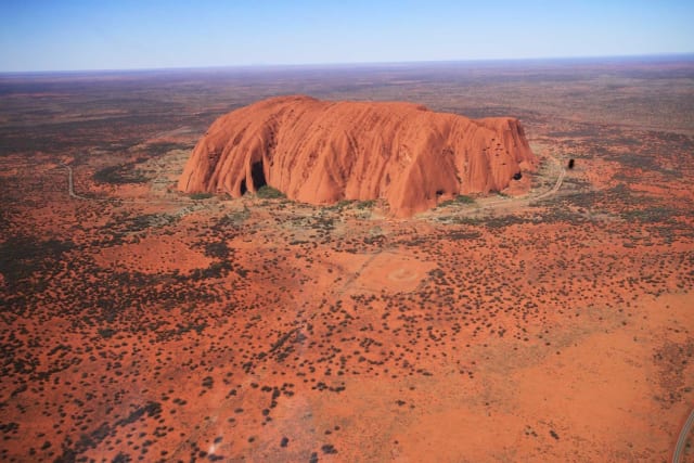 巨大な一枚岩「ウルル」を見上げる2つの絶景遊歩道【オーストラリア
