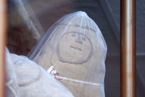 やぁ～」とでも言いたげなチャチャポヤ時代のミイラ包み（ファルド）。チャチャポヤの人々は、ミイラ包みの顔の部分に故人に似せた刺繍を施していた。