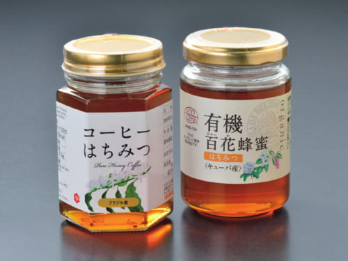 愛食の蜂蜜２種。キューバ産「有機百花蜂蜜」は、酸味を感じさせるさっぱりした甘さと、百花の香りとコクが特徴（山田養蜂場　電話：0120・383・830）。ブラジル産「コーヒーはちみつ」は、ほんのりとコーヒーの花の香りが漂い、コーヒーの砂糖代わりにもお薦めだ（藤井養蜂場　電話：0946・52・2151）。