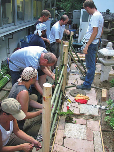 熱海研修所では海外の造園家を対象に、実践的な日本庭園の作庭研修を実施。参加者の輪は世界中に広がり、作庭の他に書道や茶華道など日本文化に親しむ機会ともなっている。