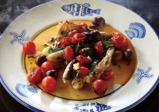 イタリアンレストランの魚料理を思わせる仕上がりだが、食材すべてを鍋に入れて蒸すのみと簡単だ。客人が来た時にも向く。