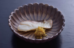 西京漬けは焼いて食す。魚の旨みと味噌床の旨みが溶け合う。手前は食用菊の酢漬け。西京焼きには、酸味のあるあしらいが合う。