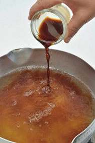 鰹出汁を沸かして、分量の調味料を加えて汁を作る。汁を沸騰させてから、まず鮪と葱を入れて火を通す。