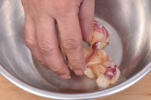 切り身に醤油を２〜３滴垂らして指で揉む。魚の旨みを引き出すための作業だ。
