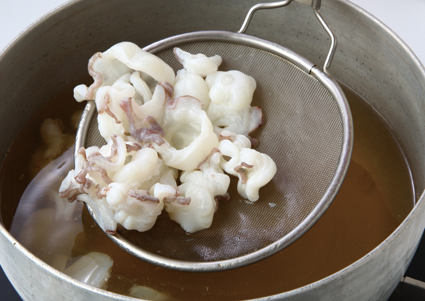 沸騰した出汁に蛸を入れてさっと火を通し引き上げる。生姜を千切りに、本しめじを一口大に切る。