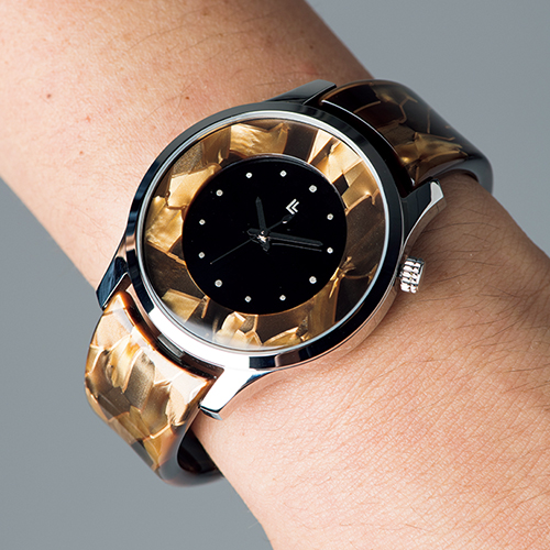 鯖江のバングルウォッチ｜眼鏡職人と漆器職人が作った驚きの時計