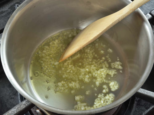 鍋にオリーブオイルを入れ、みじん切りにした大蒜を弱火で２分ほど炒める。