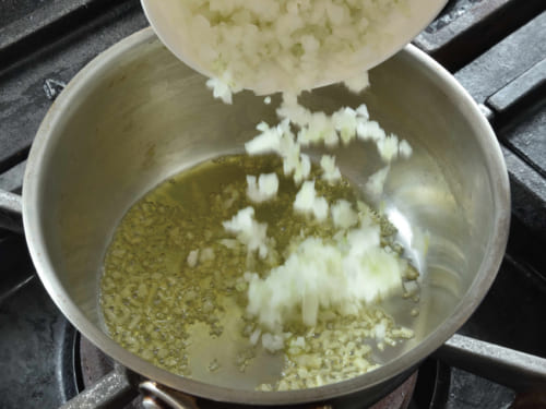 大蒜の香りが立ってきたら、みじん切りにした玉葱を加え、透明感が出るまで炒める。