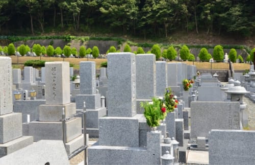 お墓の費用 約5割が150万円以下で購入、購入前に知っておきたいのはお墓の管理法｜「お墓購入」に関する実態調査
