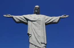 多くの観光客で賑わうコルコバードの丘のキリスト像