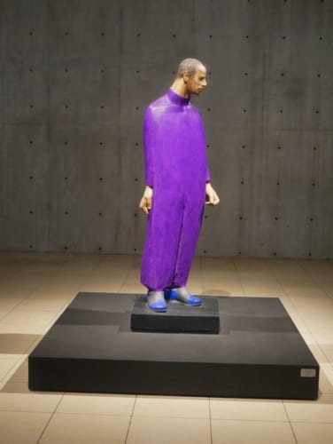 展示棟にある「紫の服の男」。頭部にクルミの木、胴体にはシナノキが使われ、顔には金属の粒が埋めこまれています。様々な素材を使いこなし、まとめあげたヴァンジの真骨頂が発揮された作品です。
