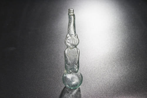 玉乗り猫のニッキ水瓶は、十数年前に購入。今では数万円で取引される希少品。長期使用を考えていないために、ガラスも薄く繊細。現存しているものが非常に少ない。