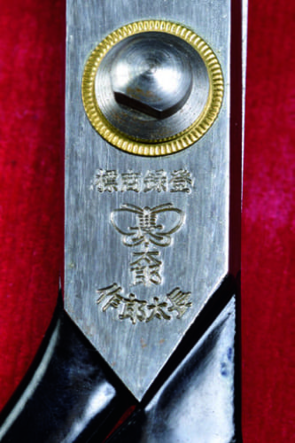 石塚さん作の鋏には登録商標である蝶の文様と「長太郎作」の刻印が押されている。