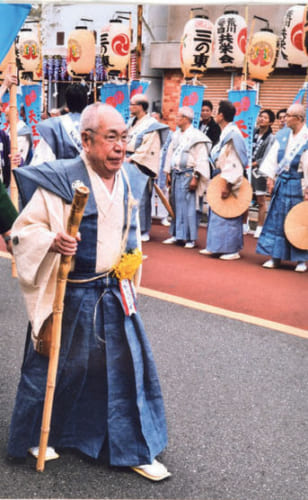 町内でも有名な祭り好き。昨年の６月３日、東京南千住・素盞雄神社の天王祭で、常任総代として祭り行列を先導する石塚さん。