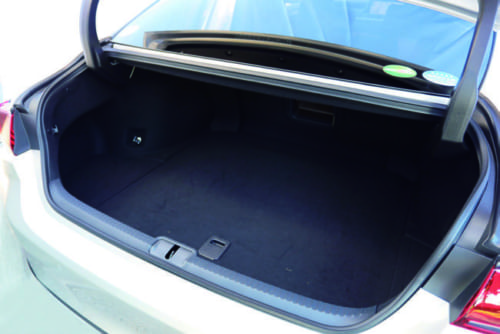 車体後部の荷室は開口部が大きく、荷物の出し入れがしやすい。内部も広く、ゴルフバッグは横置きに４セット積める。