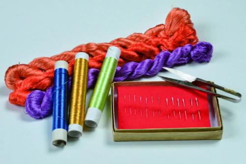 京繍に使う主な道具は絹糸、針、握り鋏。絹糸は8000～１万2000色あり、作品ごとに使い分ける。針は太さ違いで13種類ほどあり、一番細い毛針は人形の睫毛などに使う。