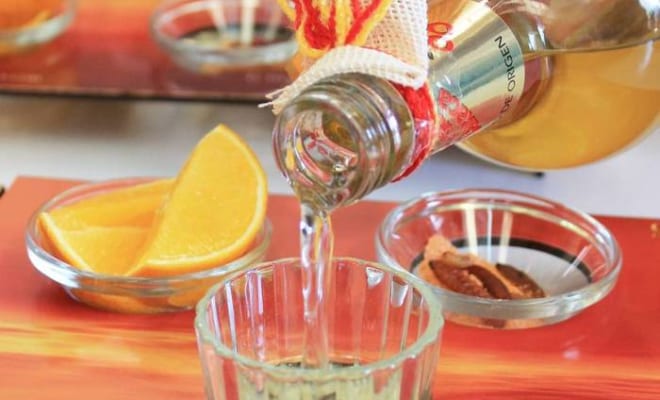 メスカルのお伴はライムではなくオレンジ。そこにチリパウダーを混ぜた塩と乾燥させたグサノ（イモムシ）があれば完璧だ。