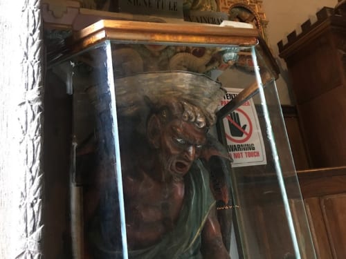 悪魔アスモデウス像。2017年にイスラム教徒によって破壊される事件があり、現在はガラスケースに入っている。