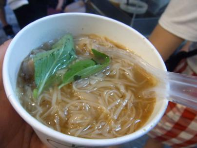 台北で有名な西門の線麺店「阿宗麺線」の線麺。麺というよりはスープに近い。これをれんげで食べる。れんげで食べるときにすすったら、それこそマナー違反だ。