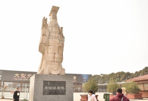秦始皇兵馬俑博物館に立つ始皇帝像（秦始皇彫像）