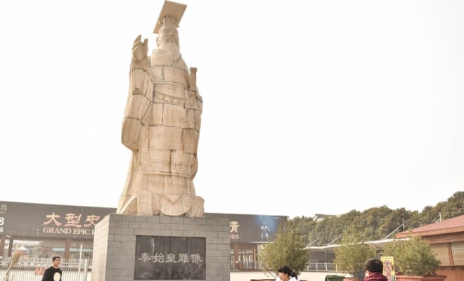 秦始皇兵馬俑博物館に立つ始皇帝像（秦始皇彫像）