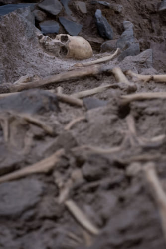有馬キリシタン遺産記念館で再現される原城跡からの人骨出土現場｡