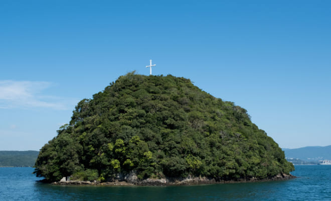 （スケッチと実写の八の子島） 船上から見た八の子島。山頂の十字架が往時の雰囲気を醸し出す。