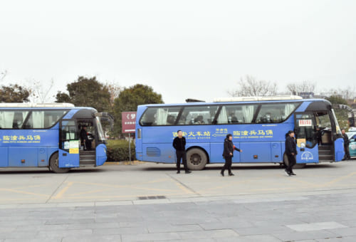 秦始皇帝陵の出入口から西安駅へとアクセスする路線バス