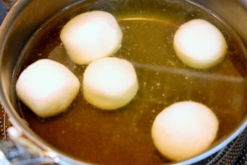 鍋にだし汁・里芋を入れ、竹串がスッと通るまで茹でる。