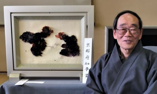2019年2月御室仁和寺で開催された京都綴会秀作展に於いて京都府知事賞を受賞した際の綴織作品と平野喜久夫さん。