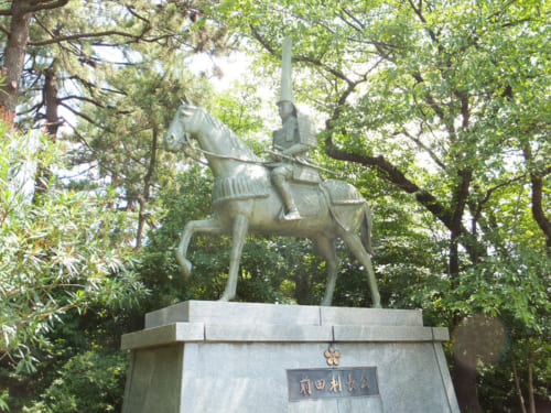 高岡古城公園の本丸広場に立つ「前田利長公」像